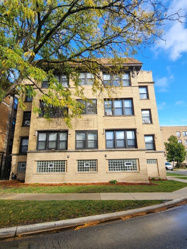 Building Photo - East Rogers Park One Bedroom *Income Guide... Unit 1724-1B Rental