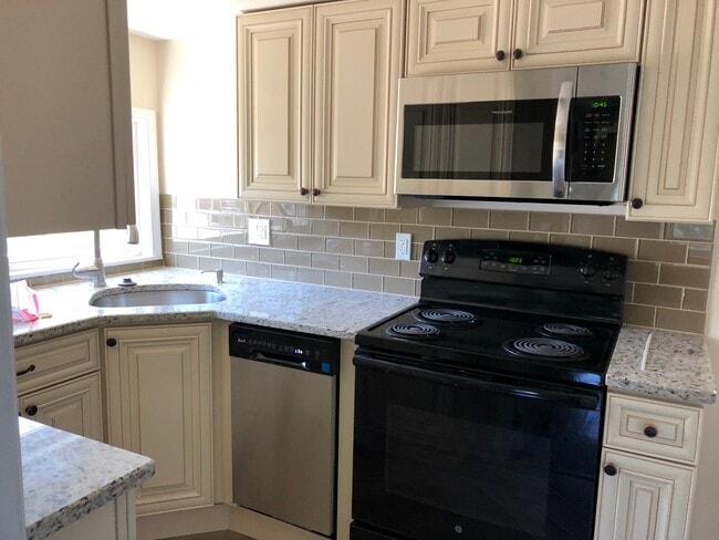 Kitchen With Dish Washer - 34 W Spring Ave Unit 3
