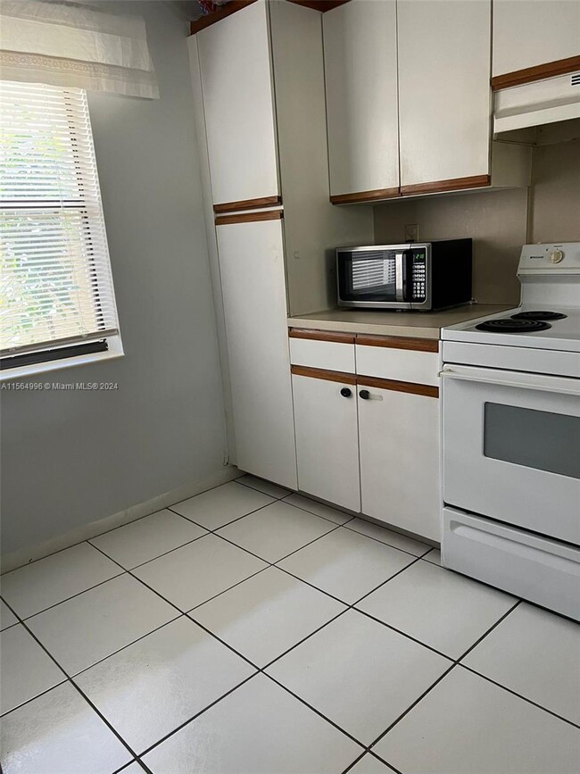 Building Photo - 2900 NW 42nd Ave Unit A110 Rental