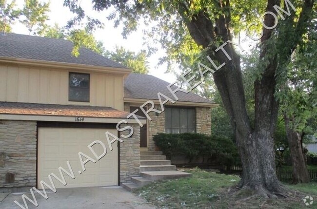 Building Photo - Beautiful Duplex in Olathe-Available in JU... Rental