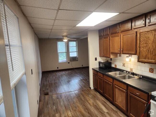 Building Photo - 1942 Summit St Unit G Rental
