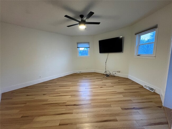 Photo - 115 W 6th St