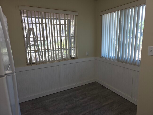 Come en la zona de la mesa de la cocina - 644 E Harwood St Unidad 644