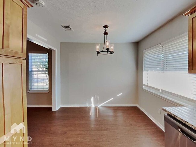 Photo - 461 NW Charlyne Dr