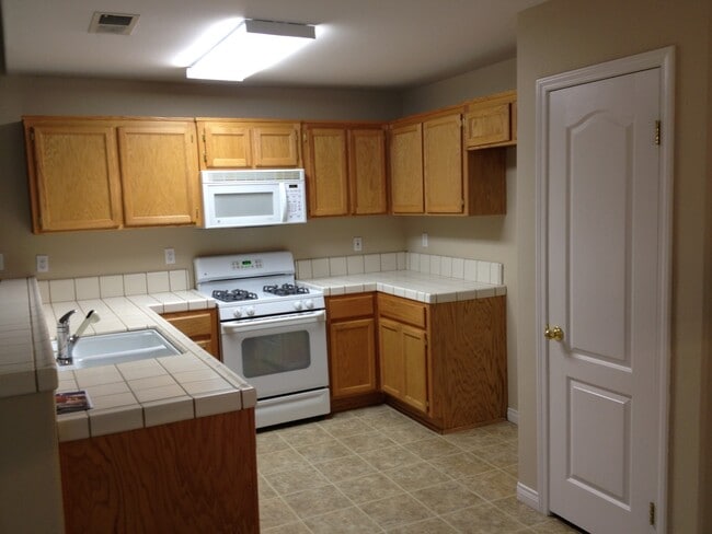 Photo - Beautiful NW Home 5 bed/2 bath $2750 Depos...