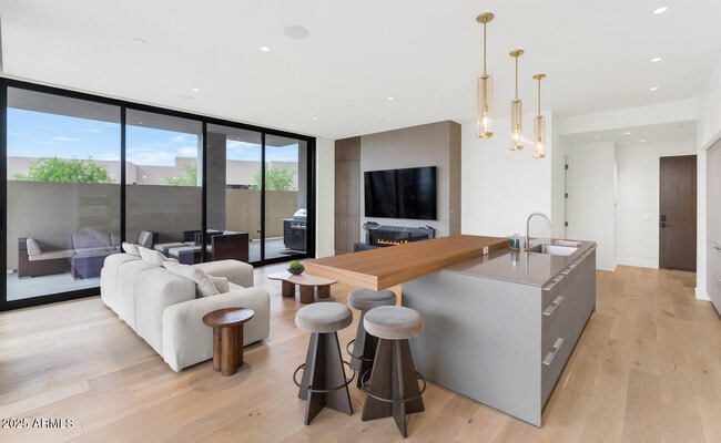 5000 N Camelback Rdg Dr Unit 102