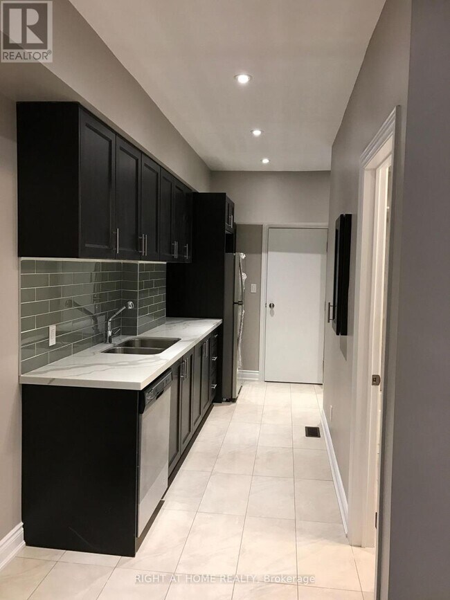 Photo - 989 Dufferin St