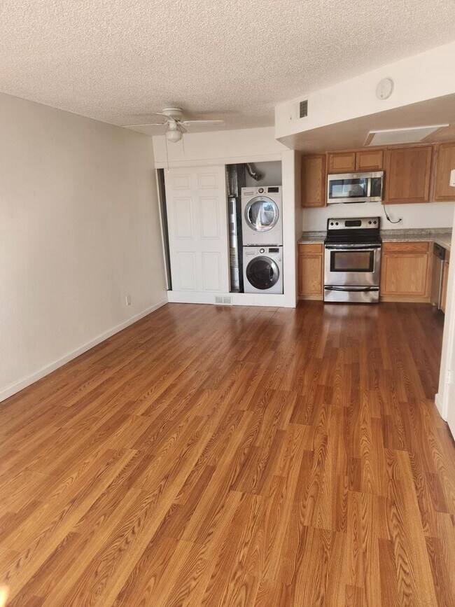 Photo - Cozy Split-level Condo with a Private Balcony! Unidad 6-209