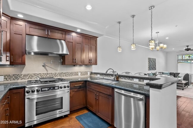 Building Photo - 4909 N Woodmere Fairway Unit 1003