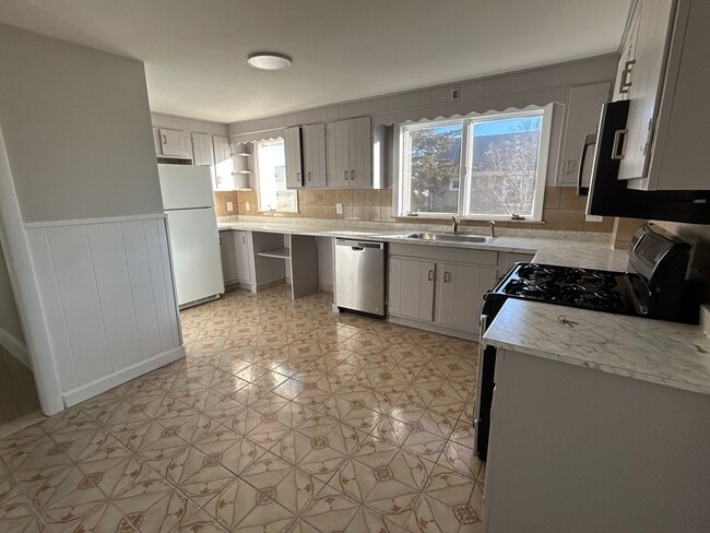 Building Photo - 21 Carney St Unit 2