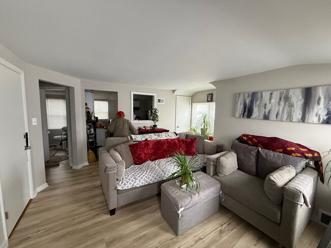 Building Photo - 2915 N 54th St Unit 2915A-Upper