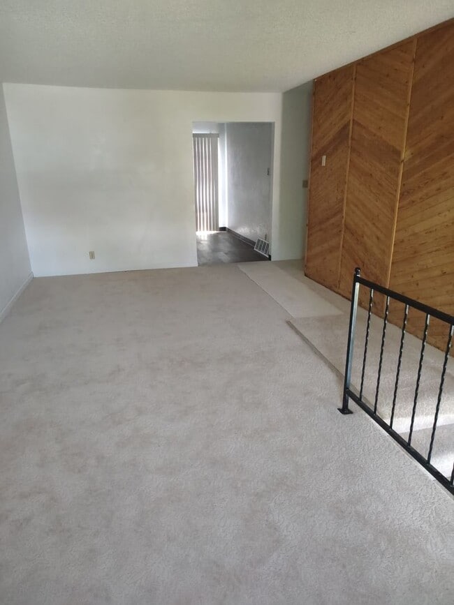 Photo - 4 Bedroom/ 2 bath Centrally Located Split Level!