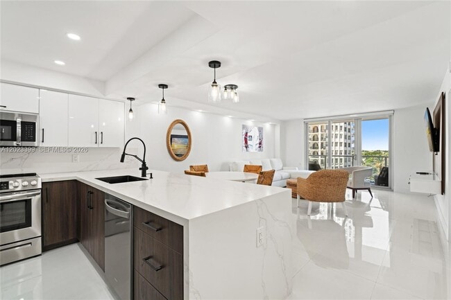 Building Photo - 5701 Collins Ave Unit 503