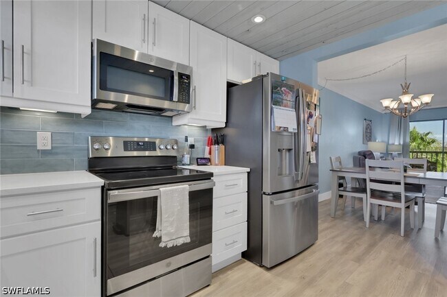 Building Photo - 2121 Collier Ave Unit 508