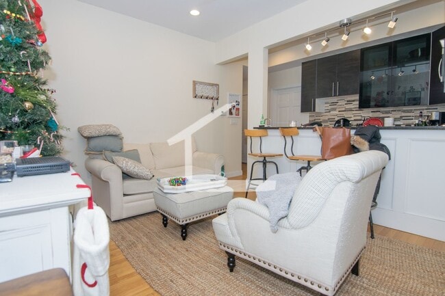 Photo - 6-1801 beacon St, #6
