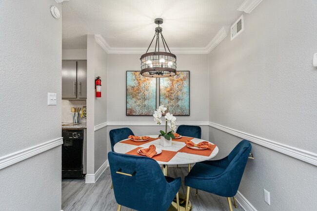 Del Mar Apartments