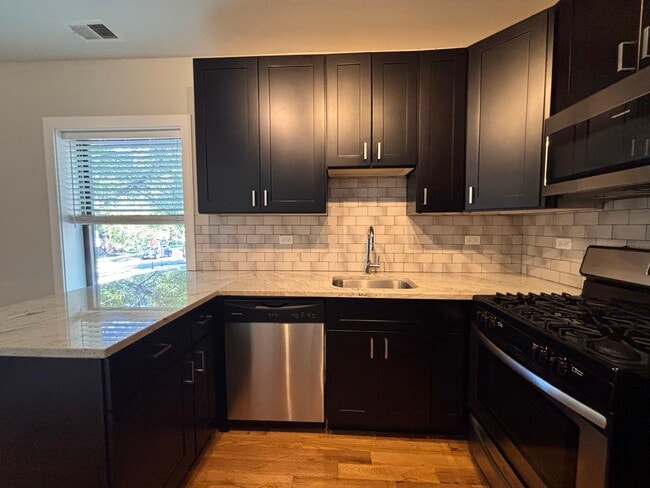 Building Photo - 2203 W Eastwood Ave