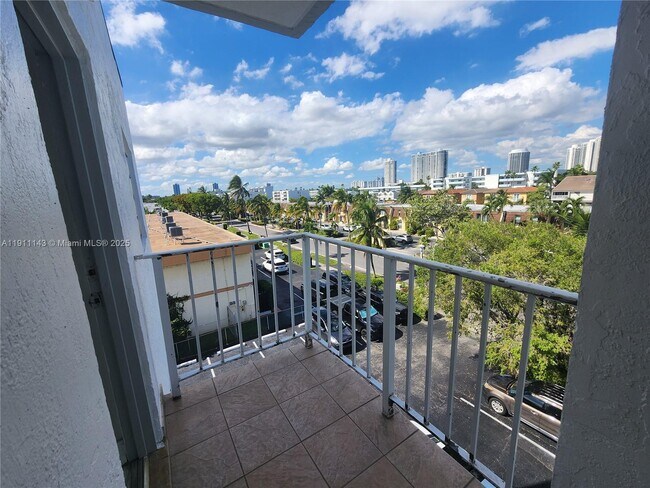 Photo - 3944 NE 167th St Unidad 408