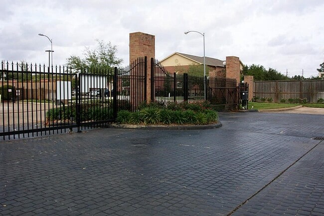 Building Photo - 2023 Gentryside Dr Unit 103