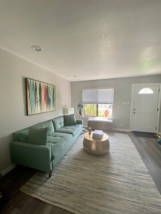 Sala de estar - 2411 Gates Ave