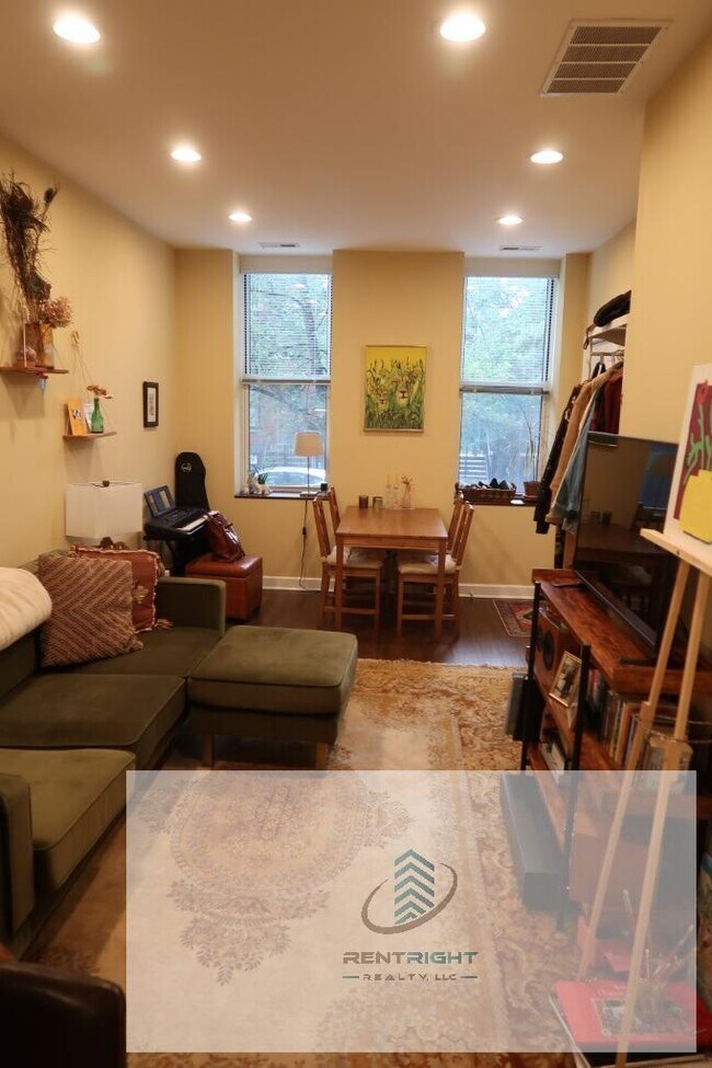 Photo - 1425 N Bosworth Ave Unit 1F