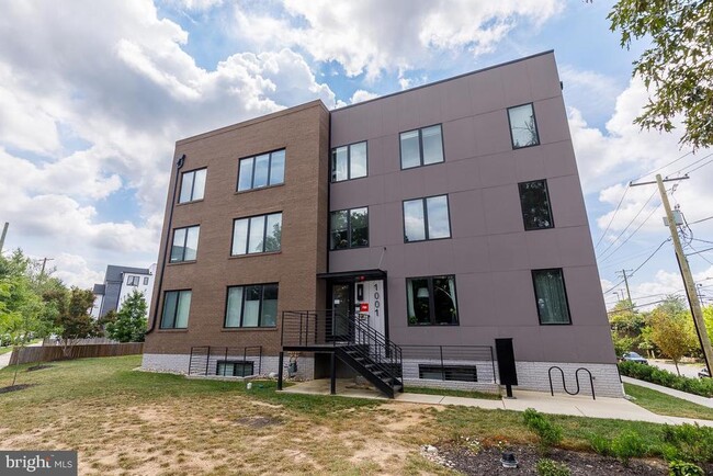 Building Photo - 1001 Bryant St NE Unit APT 1