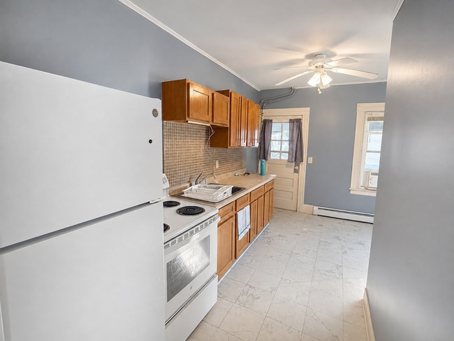 Building Photo - 182 Grove St Unit 2