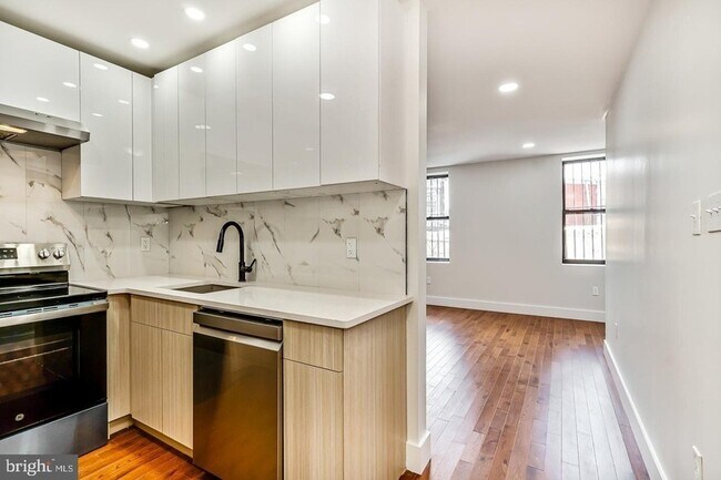 Building Photo - 182 E Huntingdon St Rental