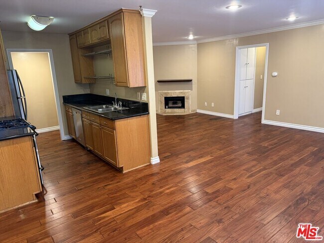 Photo - 2141 S Bentley Ave Unidad 106