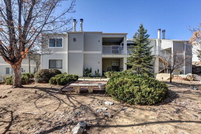 Building Photo - 2nd floor condo close to downtown! Unit B6