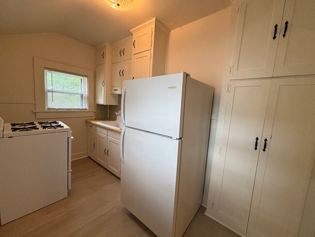 Kitchen - 644 Galloway St Unit 3