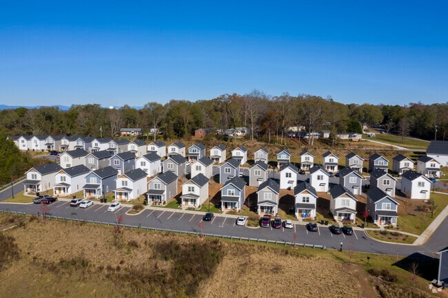 Farmhouse Neighborhood - 864 Clemson