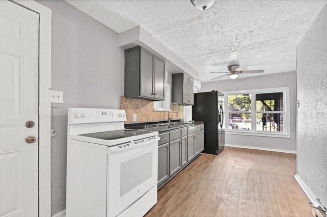 Building Photo - Newley remodeled 2 bedroom