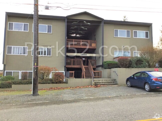 Building Photo - 2 Bedroom 1 Bathroom Upper Level Apartment... Unit 3602-08