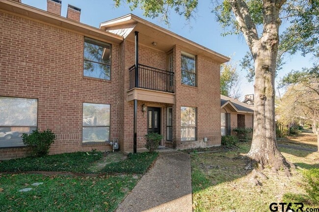5821 Hollytree Dr