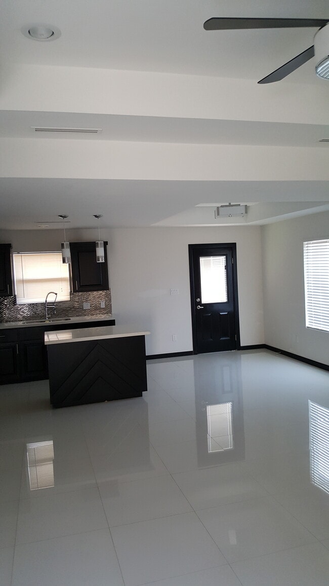 Building Photo - 1212 White Oak Dr Unit 1