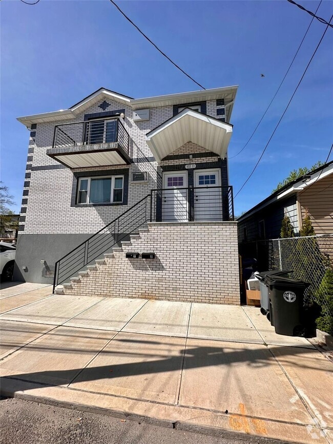 Building Photo - 102-11 164th Ave Rental