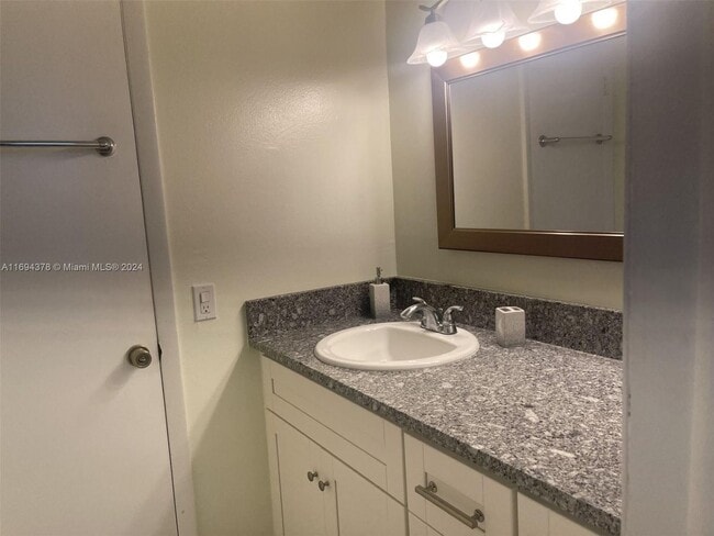 Building Photo - 10300 Coral Wy Unit D14-D14 Rental