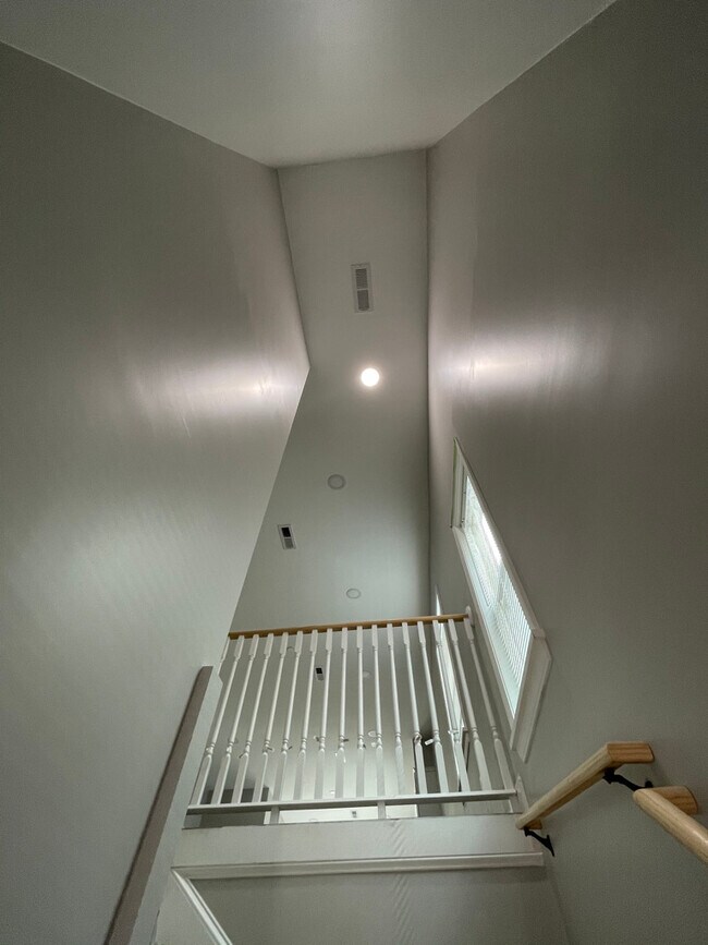 Unidad dos: escalera después de la puerta de la unidad de entrada privada que conduce a un plano de planta de concepto abierto. - 34 Falcon St Unidad 1