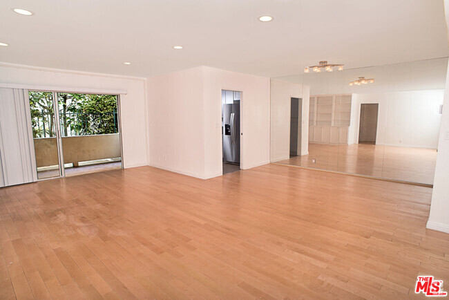 Building Photo - 416 N Oakhurst Dr Unit 205 Rental