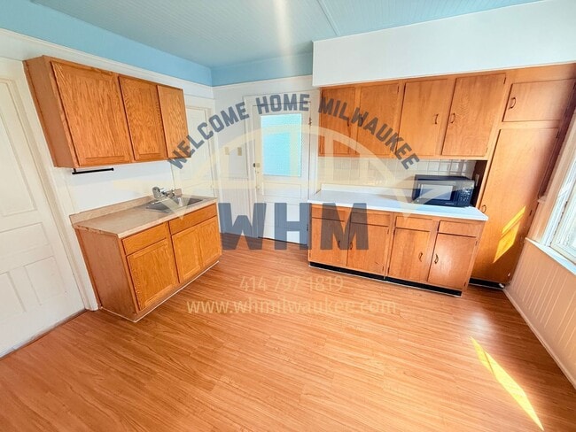 Building Photo - 2934 N Bremen St Unit Upper