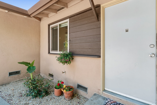 Front entrance - 301 Canham Rd House Unit 301