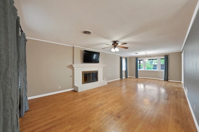 Photo - 526 Waggoner Dr