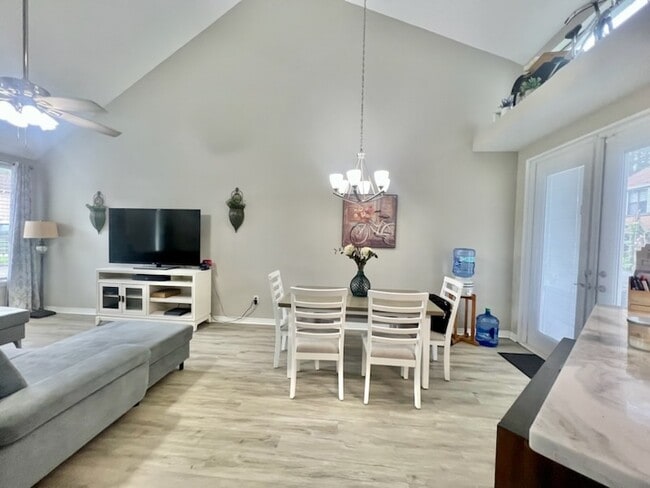 Photo - 1910 Mistral Ln W