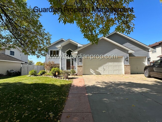 Champlin SFH, Fenced Yard, W/D, Walk out D... - Champlin SFH, Fenced Yard, W/D, Walk out D... Casa