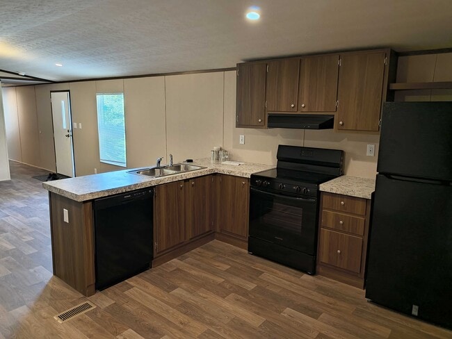 Photo - 112 Southlake Dr.