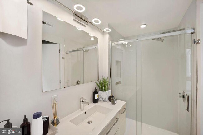 2422 17th St NW Unit 206