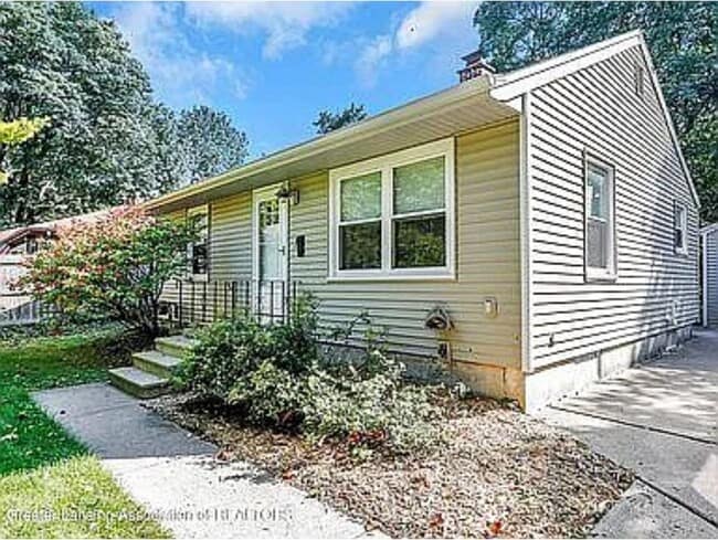 Building Photo - 331 W Saginaw St Unit Bedroom # 1