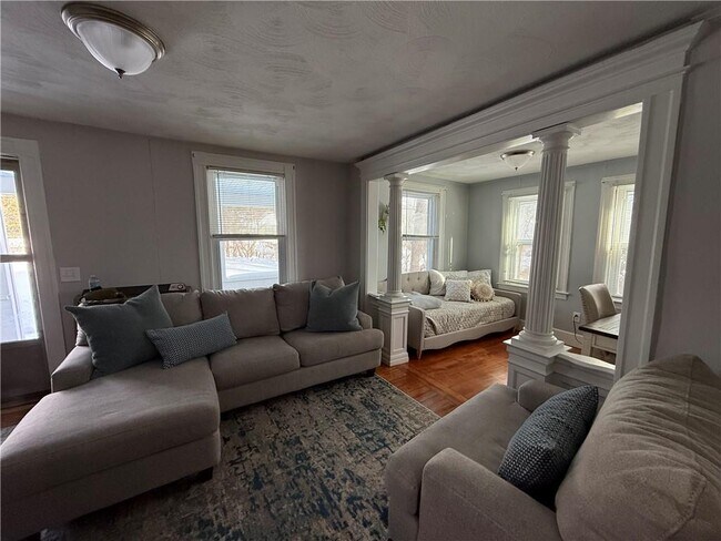 Building Photo - 274 Waterman Ave Unit 2