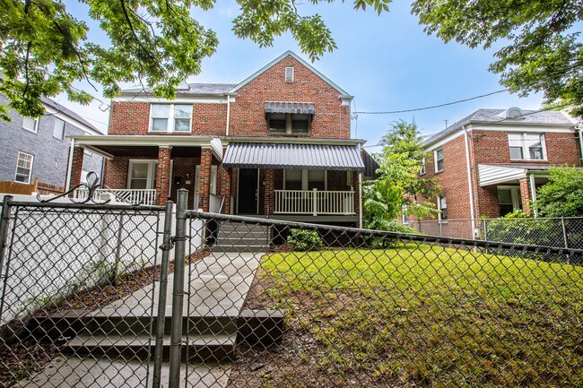 Photo - Charming 3 BR/3 BA Semi-Detached Home in F...